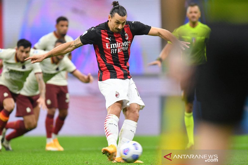 Dokumentasi: Pemain AC Milan Zlatan Ibrahimovic mencetak gol ketiga ke gawang AS Roma pada pertandingan Liga Italia Serie A di stadion San Siro, Milan, Selasa (27/10/2020) dini hari. Kedua tim bermain imbang 3-3. ANTARA FOTO/REUTERS/Daniele Mascolo/pras.