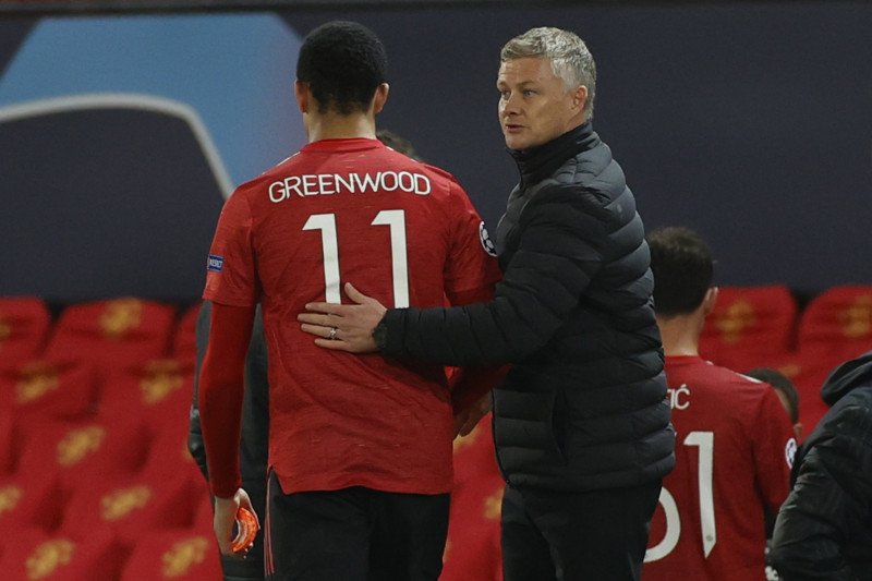 Manajer Manchester United Ole Gunnar Solskjaer dan pemainnya Mason Greenwood saat pertandingan Liga Champions melawan RB Leipzig di Old Trafford, Manchester, Inggris, 28 Oktober 2020. (REUTERS/PHIL NOBLE)