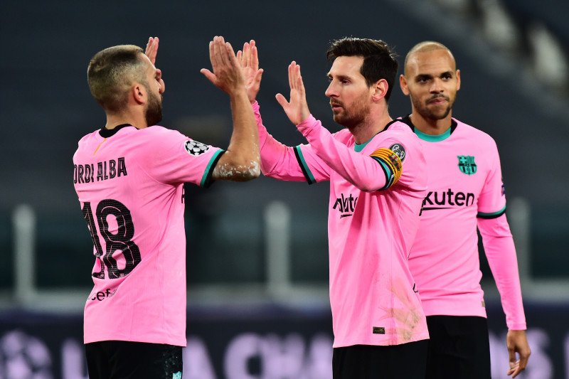 Pemain Barcelona Lionel Messi merayakan gol bersama rekan-rekan satu tim saat mereka mengalahkan Juventus 2-0 dalam pertandingan Grup G Liga Champions di Stadion Allianz, Turin, Italia, 28 Oktober 2020. (REUTERS/MASSIMO PINCA)

