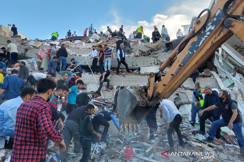 Petugas dan warga mencari korban yang tertimbun bangunan runtuh akibat gempa yang berpusat Laut Aegea di provinsi pesisir Izmir, Turki, Jumat (30/10/2020). Enam orang tewas dan 202 orang terluka akibat gempa berkekuatan magnitudo 7.0 itu. ANTARA FOTO/REUT