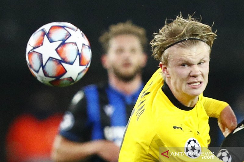 Pemain Borussia Dortmund Erling Haaland menyundul bola saat laga melawan Club Brugge dalam laga Grup F Liga Champions di Jan Breydel Stadium, Bruges, Belgia, Rabu (4/11/2020). Dortmund menang tiga gol tanpa balas. ANTARA FOTO/REUTERS/Francois Lenoir/foc.