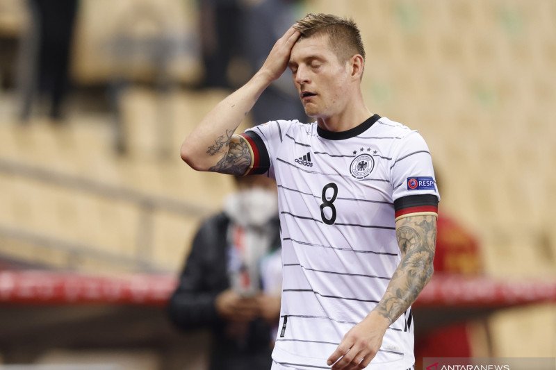 Ekspresi lesu gelandang timnas Jerman Toni Kroos usai timnya dibantai 0-6 oleh Spanyol dalam pertandingan UEFA Nations League Grup D di Estadio La Cartuja, Seville, Spanyol 18 November 2020. ANTARA/REUTERS/Marcelo Del Pozo


