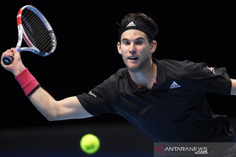Petenis Austria Dominic Thiem mengembalikan bola ke arah lawannya petenis Serbia Novak Djokovic pada semifinal ATF Finals di The O2, London, Sabtu (21/11/2020). ANTARA FOTO/REUTERS/Toby Melville/pras.

