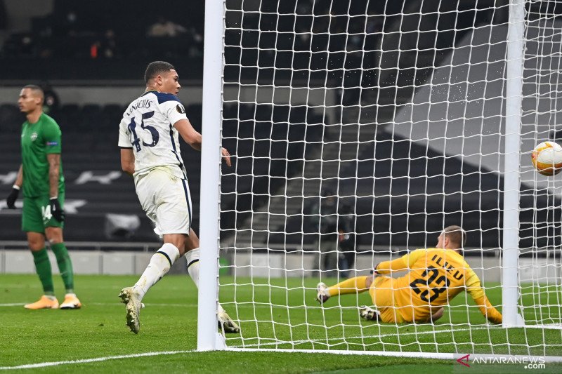Pemain Tottenham Hotspurs Carlos Vinicius mencetak gol keduanya ke gawang Ludogorets dalam laga pekan keempat Liga Europa di Stadion Tottenham Hotspurs, Kamis (26/11/2020). Tottenham menang 4-0. (ANTARA/REUTERS/Dylan Martinez)