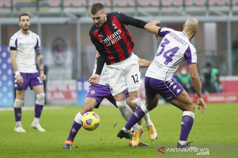 Pemain AC Milan Ante Rebic berebut bola dengan pemain Fiorentina Sofyan Amrabat pada pertandingan Liga Italia Serie A di stadion San Siro, Milan, Minggu (29/11/2020). Milan menang dengan skor 2-0. ANTARA FOTO/REUTERS/Alessandro Garofalo/pras.

