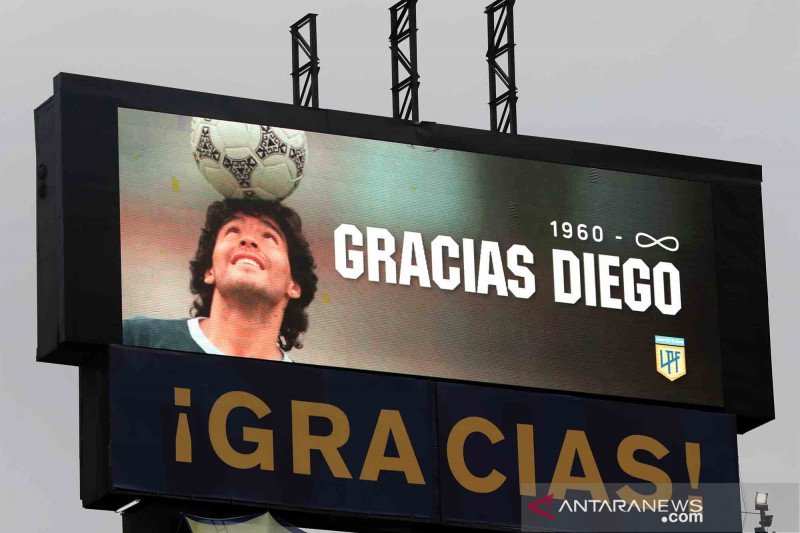Sebuah layar menampilkan foto mendiang legenda sepak bola Diego Maradona dan ucapan Terima kasih untuk Sang Legenda "1960 - tak terhingga" sebelum pertandingan Copa Diego Maradona antara Boca Juniors melawan Newell's Old Boys di Stadion La Bombonera, Buen
