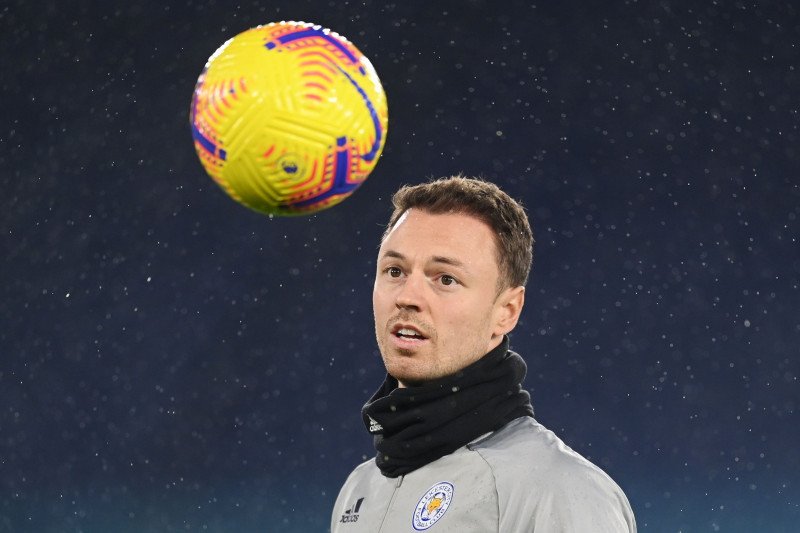 Bek Leicester City Jonny Evans saat pemanasan menjelang pertandingan melawan Fulham di King Power Stadium, Leicester, Inggris, 30 November 2020. (Pool via REUTERS/MICHAEL REGAN)

