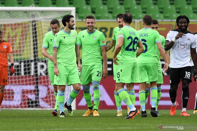 Gelandang Lazio Sergej Milinkovic-Savic (ketiga kiri) merayakan gol yang tercipta ke gawang Spezia pada pertandingan Liga Italia yang dimainkan di Stadion Dino Manuzzi, Cesena, Sabtu (5/12/2020). (ANTARA/IPA/Sipa USA via Reuters Connect)
