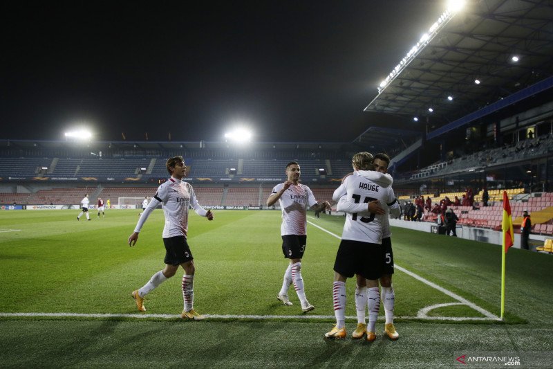 Para pemain AC Milan merayakan gol yang dicetak Jens Petter Hauge ke gawang Sparta Praha, pada pertandingan Grup H Liga Europa yang dimainkan di Stadion Letna, Praha, Kamis (10/12/2020). (ANTARA/REUTERS/DAVID W CERNY)