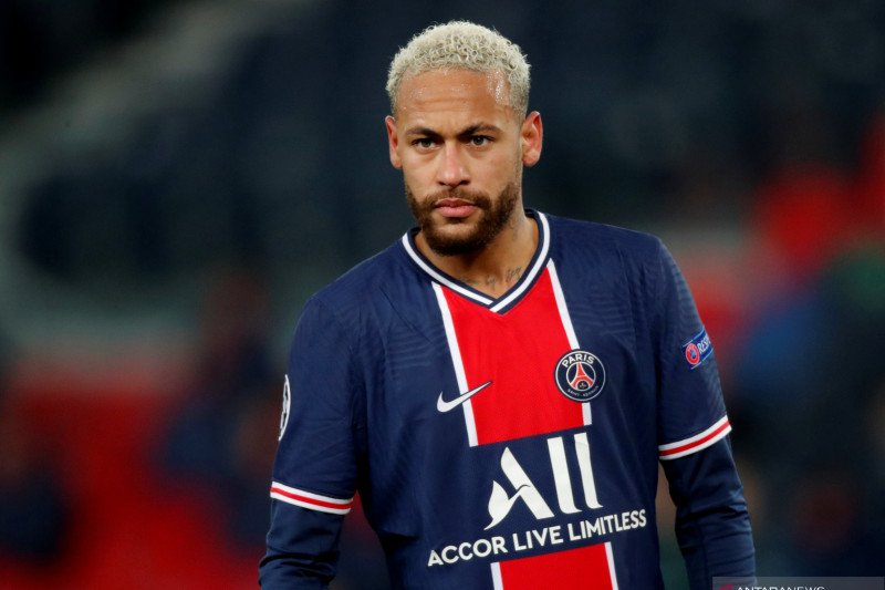 Neymar alami cedera usai mendapatkan tekel keras pemain Lyon Thiago Mendes.(REUTERS/CHARLES PLATIAU)
