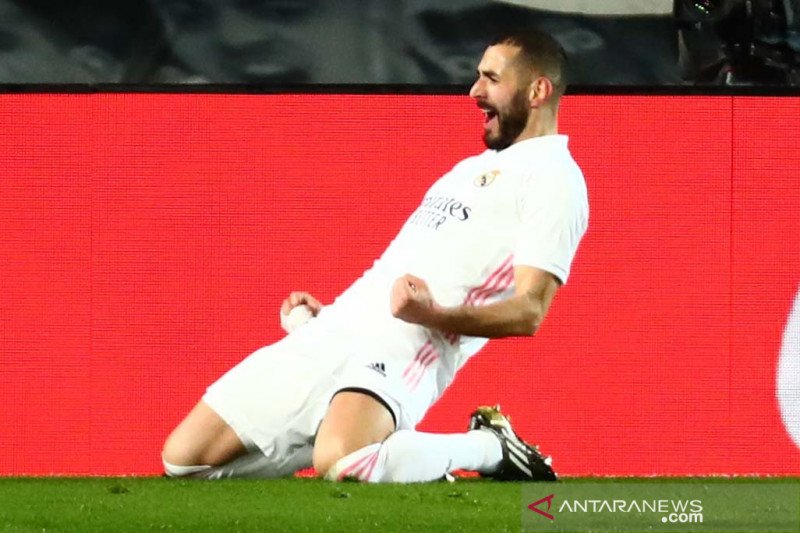 Pemain Madrid Karim Benzema merayakan gol saat laga Liga Spanyol melawan Athletic Bilbao Oscar de Marcos di Estadio Alfredo Di Stefano, Madrid, Spanyol (15/12/2020). Real Madrid berhasil mengalahkan Athletic Bilbao dengan skor 3-1. ANTARA FOTO/REUTERS/Ser