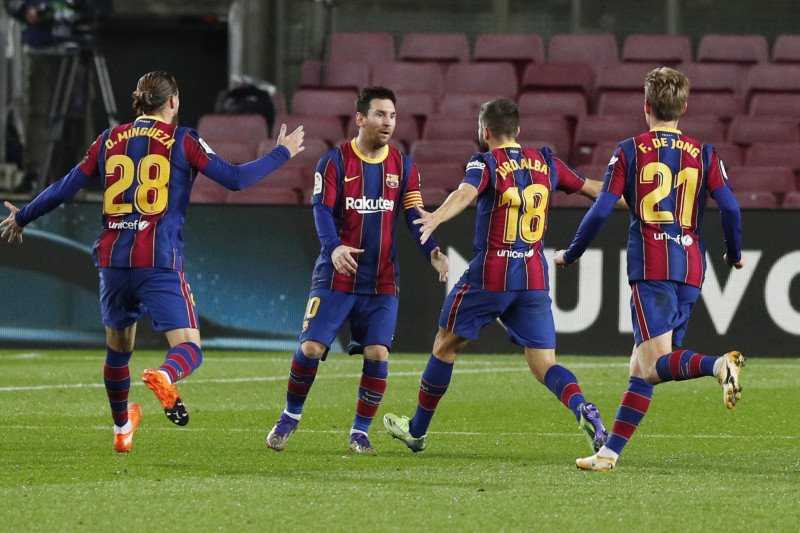 Pemain Barcelona Jordi Alba merayakan golnya bersama Lionel Messi saat mereka menang 2-1 melawan Real Sociedad di Camp Nou, Barcelona, Spanyol, 16 Desember 2020. (REUTERS/ALBERT GEA)

