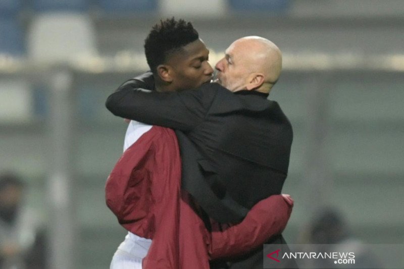 Pemain AC Milan Rafael Leao berpelukan dengan pelatih Stefano Pioli usai menang atas Sassuolo pada pertandingan Liga Italia Seria A di stadion Mapei, Citta del Tricolore, Reggio Emilia, Minggu (20/12/2020). AC Milan memenangi pertandingan dengan skoe 2-1 