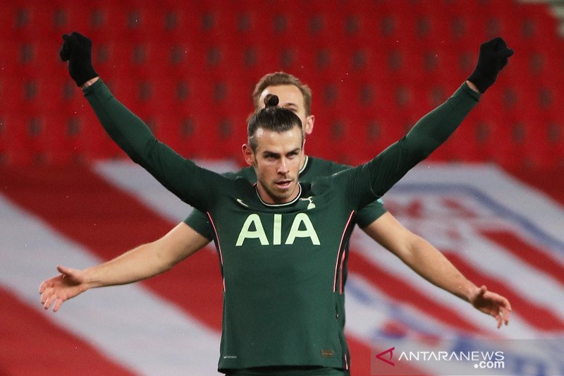 Selebrasi Gareth Bale usai cetak gol dalam pertandingan Piala Carabao antara Tottenham kontra Stoke di bet365 Stadium, Stoke-on-Trent, Inggris pada 24 Desember 2020.(Action Images via Reuters/MOLLY DARLINGTON)
