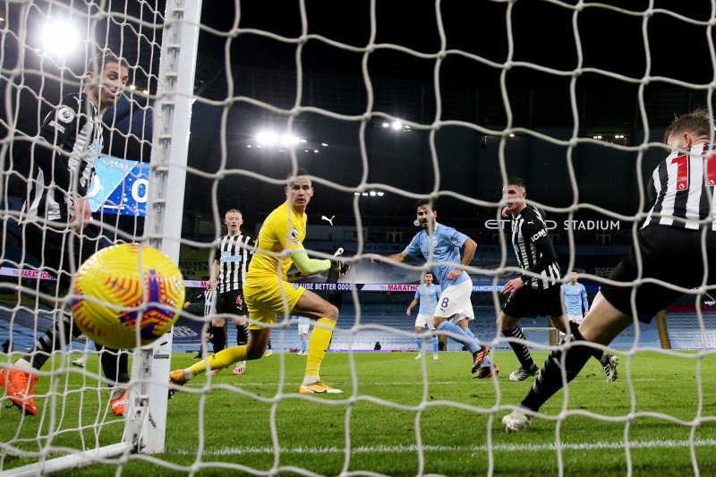 Pemain Manchester City Ilkay Gundogan mencetak gol pertama timnya saat menang 2-0 melawan Newcastle United di Stadion Etihad, Manchester, Inggris, 26 Desember 2020. (Pool via REUTERS/JASON CAIRNDUFF)

