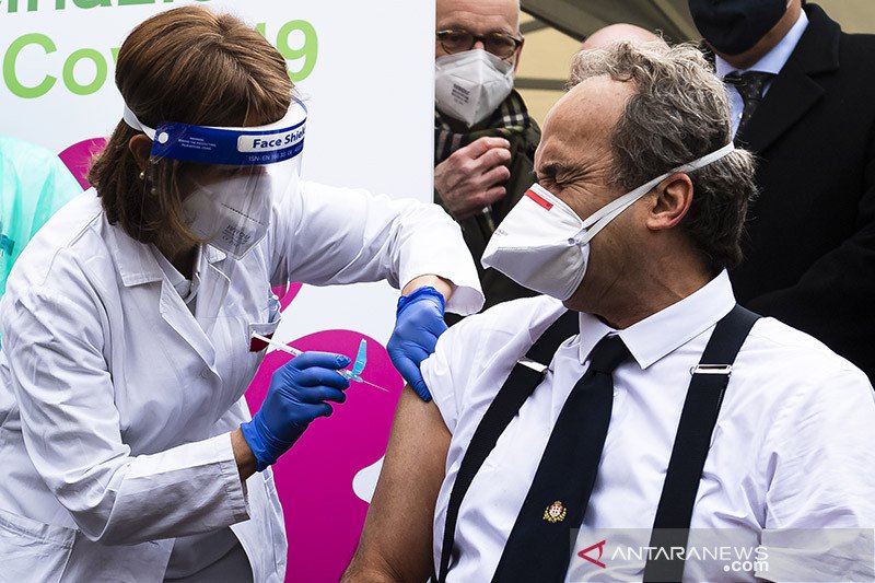Giovanni Di Perri, dokter spesialis Italia yang juga direktur departemen penyakit menular Savoia Hospital, disuntik vaksin Covid-19, pada Minggu (27/12/020) di Turin, Italia. ANTARA/Sipa USA via REUTERS/Nicolò Campo/am. (ANTARA/Sipa USA via REUTERS/Nicolò