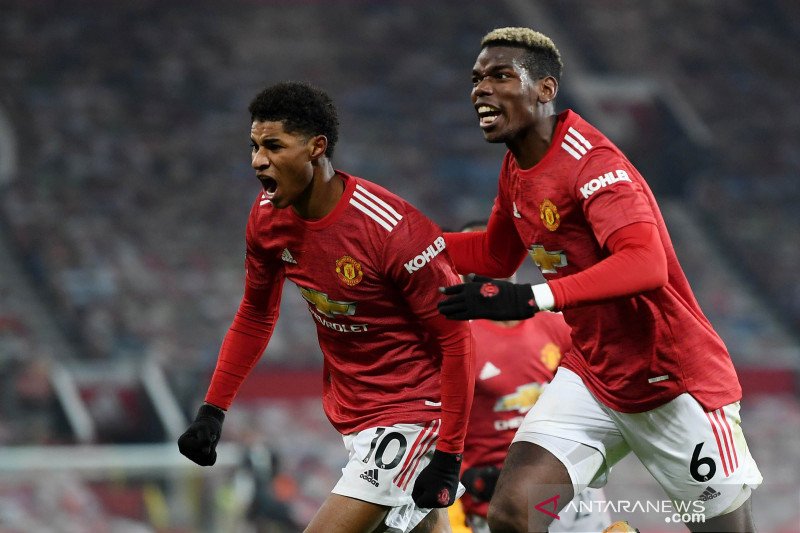 Pemain Manchester United Marcus Rashford merayakan gol bersama Paul Pogba saat melawan Wolverhampton Wanderers dalam laga lanjutan Liga Inggris di Old Trafford, Manchester, Inggris, Selasa (29/12/2020). ANTARA FOTO/Pool via REUTERS/Michael Regan/foc.

