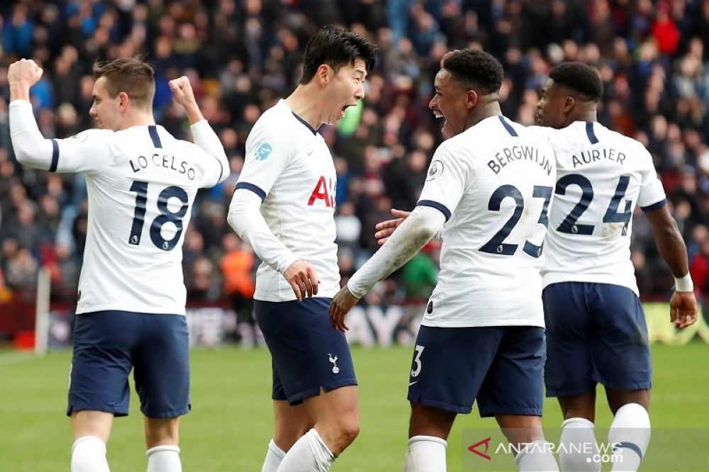 HORE: Penyerang Tottenham Hotspur Son Heung-min (kedua kiri) melakukan selebrasi bersama rekan-rekannya setelah mencetak gol penentu kemenangan ke gawang Aston Villa dalam laga lanjutan Liga Inggris di Stadion Villa Park, Birmingham, Inggris, Minggu (16/2
