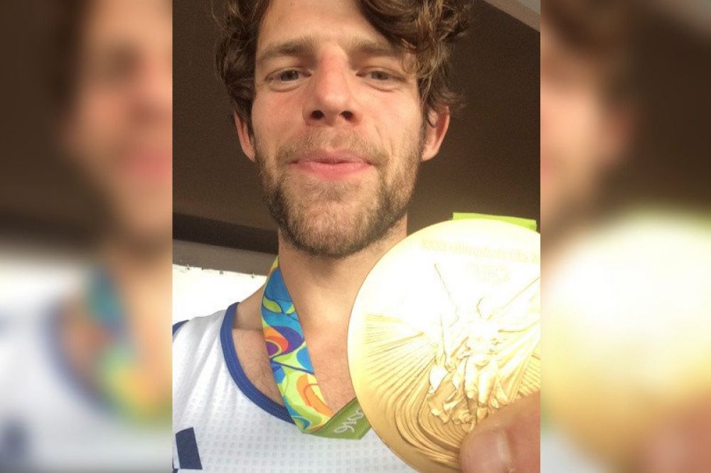 PENSIUN: Pedayung Inggris Tom Ransley memamerkan medali emas yang diraihnya untuk tim Britania Raya dalam nomor beregu Olimpiade Rio de Janeiro 2016. (ANTARA/Twitter@tom_ransley) 