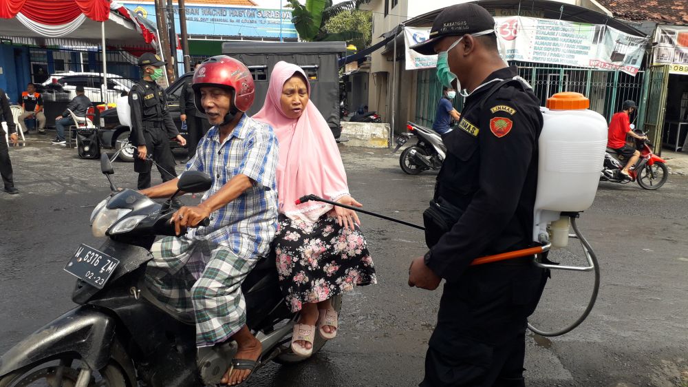 SEMPROT: Petugas melakukan penyemprotan di perbatasan Rungkut dan Pondok Tjandra. HMP/Prasetyo