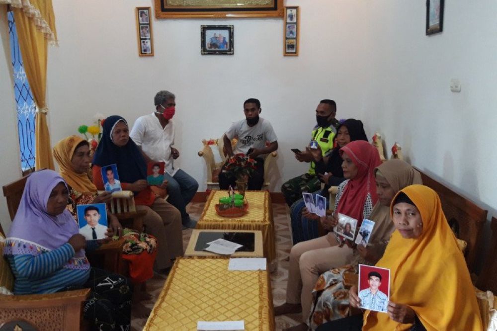 Sebanyak 10 keluarga asal Ternate, Maluku Utara (Malut), bekerja sebagai Anak Buah Kapal (ABK) di luar negeri meminta agar anak mereka dipulangkan ke tanah air, karena selama berbulan-bulan hilang kontak. (Abdul Fatah)
