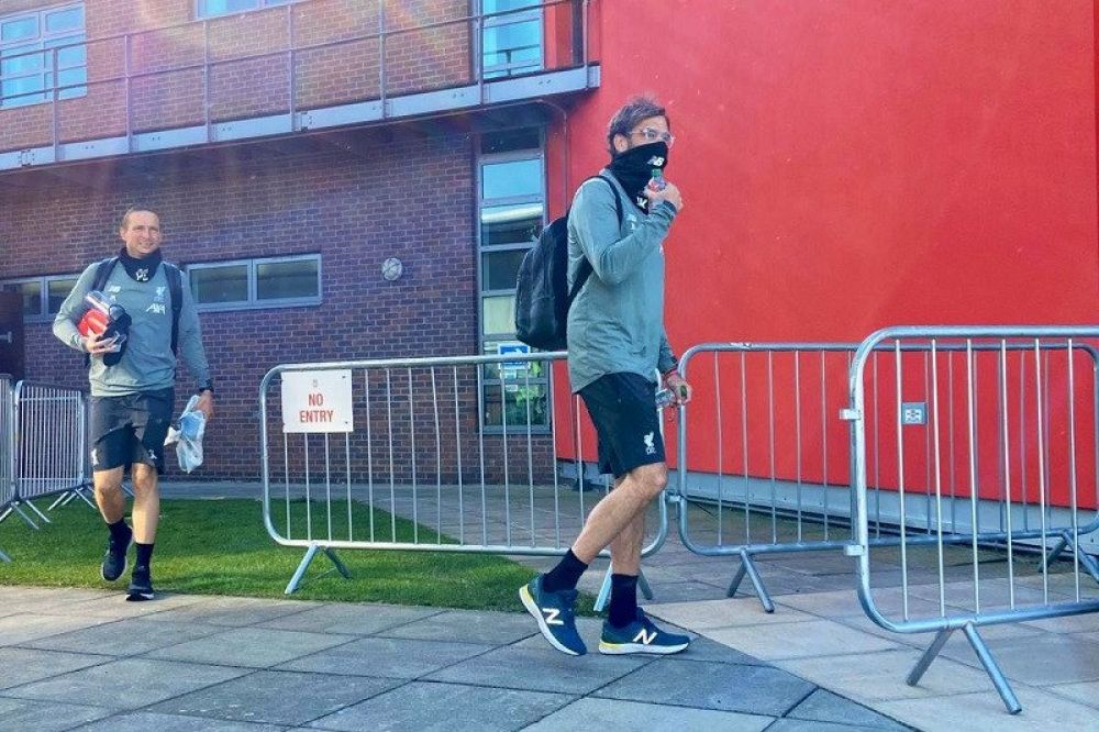 Manajer Liverpool Juergen Klopp (kanan) bersama asisten pelatih Pep Lijnders tiba di Melwood pada Rabu (20/5/2020) untuk sesi latihan perdana klub pemimpin klasemen Liga Premier Inggris itu sejak musim ditangguhkan pertengahan Maret silam. (ANTARA/Twitter