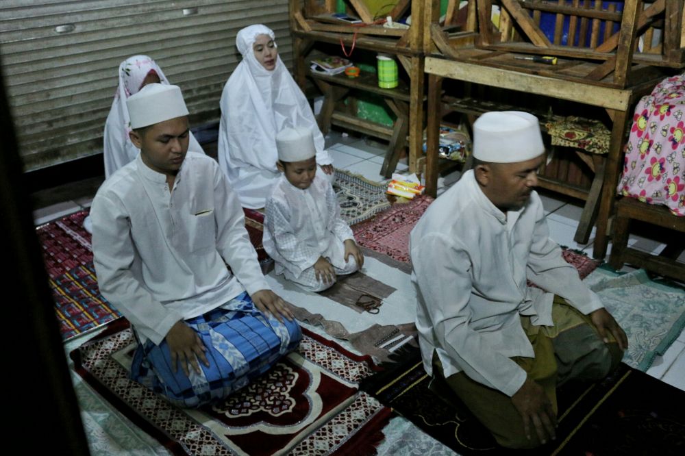 Berjamaah. Yusuf mengubah warkopnya jadi musala untuk salat berjamaah.