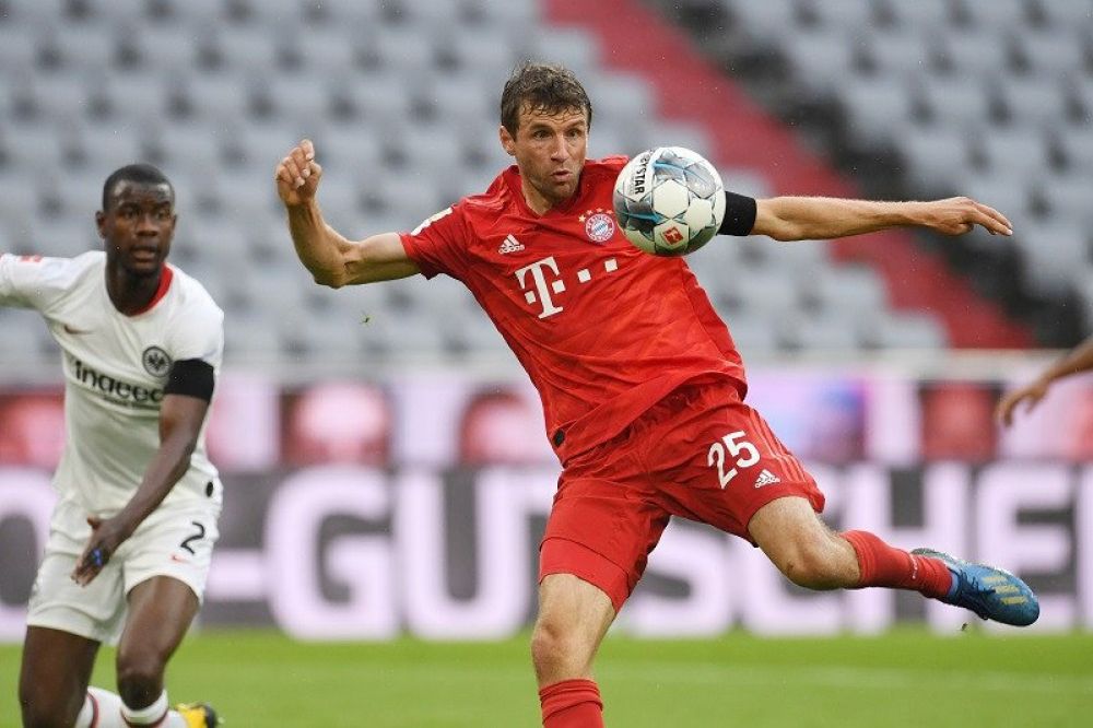 Gelandang serang Bayern Muenchen Thomas Mueller (kanan) mencetak gol kedua timnya ke gawang Eintracht Frankfurt dalam laga lanjutan Liga Jerman di Stadion Allianz Arena, Muenchen, Jerman, Sabtu (23/5/2020) waktu setempat. (ANTARA/REUTERS/POOL/Andreas Gebe