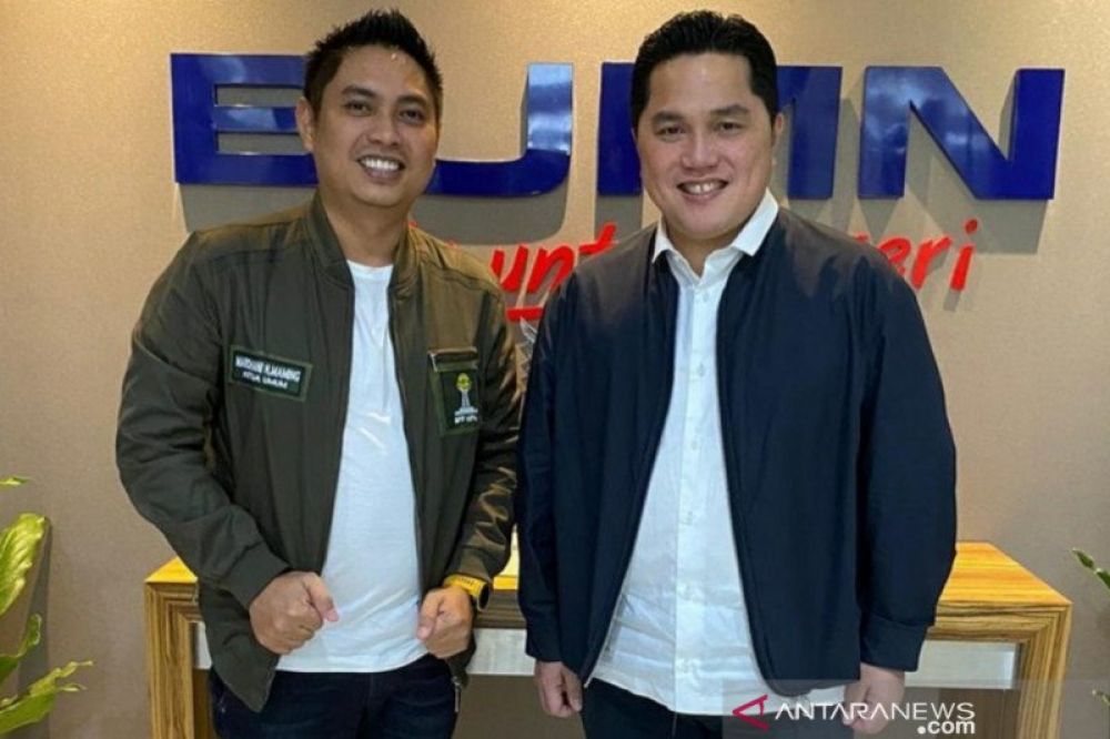 Ketua Umum BPP HIPMI Mardani H Maming bersama Menteri BUMN Erick Thohir. (ANTARA/Firman)