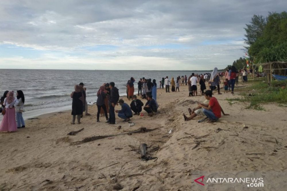  Masyarakat ramai kunjungi Pantai Serayi, Jawai, Kabupaten Sambas (FOTO: HMP/Wahyu) 