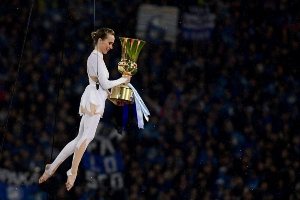 Trofi Coppa Italia dibawa oleh seorang atlet senam jelang partai final musim 2018/19 antara Lazio kontra Atalanta di Stadion Olimpico, Roma, Italia, Rabu (15/5/2019). (ANTARA/AFP/Vincenzo Pinto)
