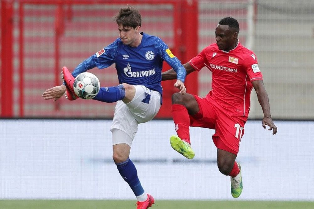 Bek Schalke 04 Juan Miranda (kiri) berebut bola dengan sayap Union Berlin Anthony Ujah dalam laga lanjutan Liga Jerman di Stadion An der Alsten Foersterei, Berlin, Jerman, Minggu (7/6/2020). (ANTARA/REUTERS/POOL/Michael Sohn)