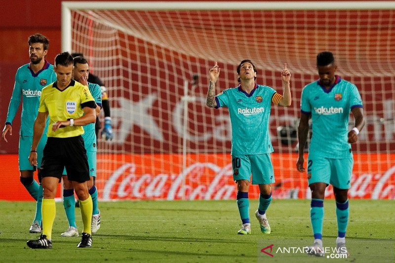 Megabintang Barcelona, Lionel Messi (kedua kanan), melakukan selebrasi usai mencetak gol keempat timnya ke gawang Mallorca dalam laga lanjutan Liga Spanyol yang digelar tanpa penonton di Stadion Son Moix, Palma de Mallorca, Spanyol, Sabtu (13/6/2020) wakt