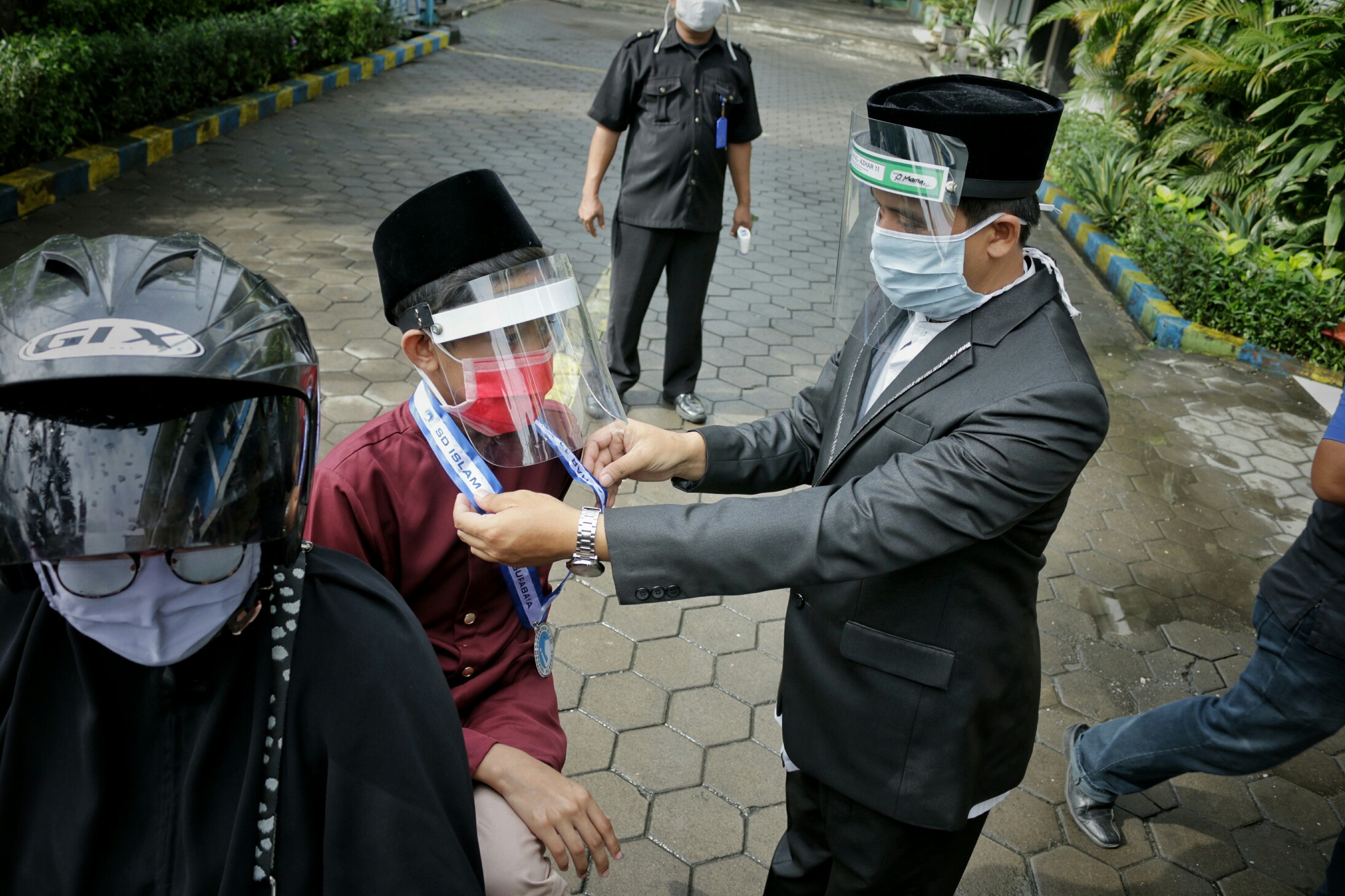 Wisuda drive thru di halaman sekolah SD Al Azhar 11 Surabaya tidak menghilangkan makna.  Minggu (14/6). Foto: Zul /HMP