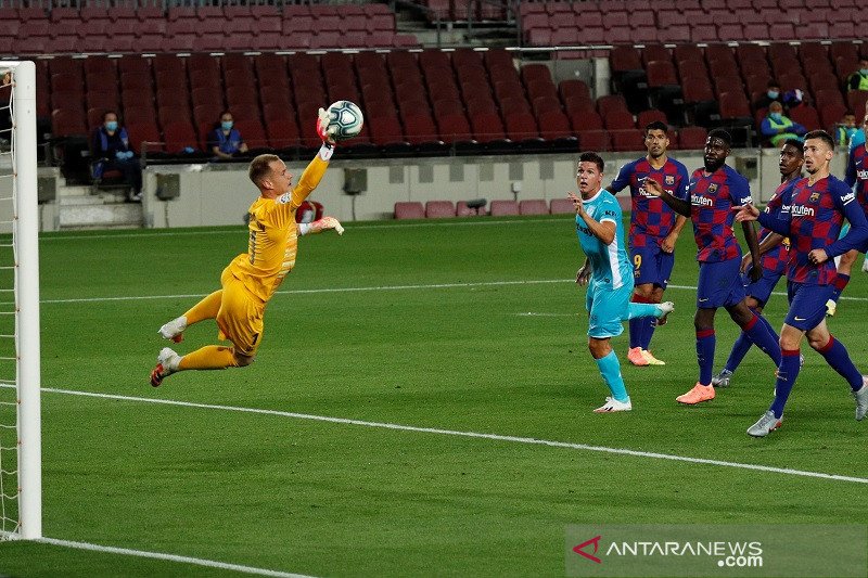 Kiper Barcelona Marc-Andre ter Stegen (kiri) melakukan penyelamatan demi menggagalkan peluang tim lawan Leganes dalam laga lanjutan Liga Spanyol yang digelar tanpa penonton karena COVID-19 di Stadion Camp Nou, Barcelona, Spanyol, Selasa (16/6/2020) waktu 