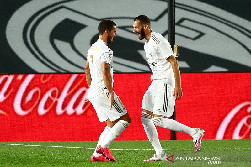 Penyerang Real Madrid Karim Benzema (kanan) melakukan selebrasi bersama Eden Hazard seusai menjebol gawang Valencia dalam laga lanjutan Liga Spanyol yang digelar tanpa penonton karena pandemi COVID-19 di Stadion Alfredo di Stefano, Madrid, Spanyol, Kamis 