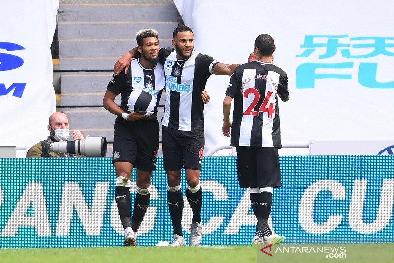 Penyerang Newcastle United Joelinton (kiri) melakukan selebrasi bersama kapten Jamaal Lascelles (tengah) dan Miguel Almiron usai mencetak gol ke gawang Sheffield United dalam laga lanjutan Liga Inggris tanpa penonton di tengah pandemi COVID-19 di Stadion 