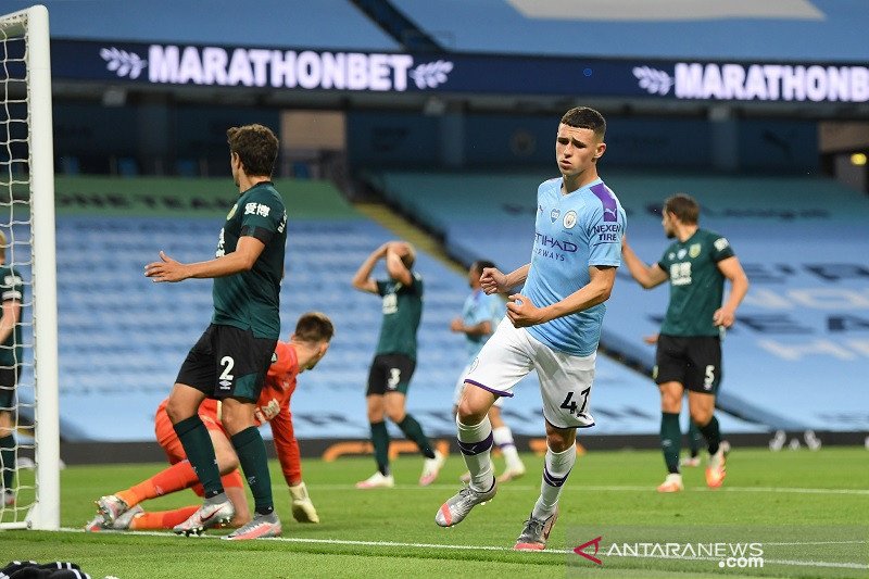 Gelandang serang Manchester City Phil Foden merayakan gol keduanya ke gawang Burnley dalam laga lanjutan Liga Inggris tanpa penonton di tengah pandemi COVID-19 di Stadion Etihad, Manchester, Inggris, Senin (22/6/2020) waktu setempat. (ANTARA/REUTERS/POOL/