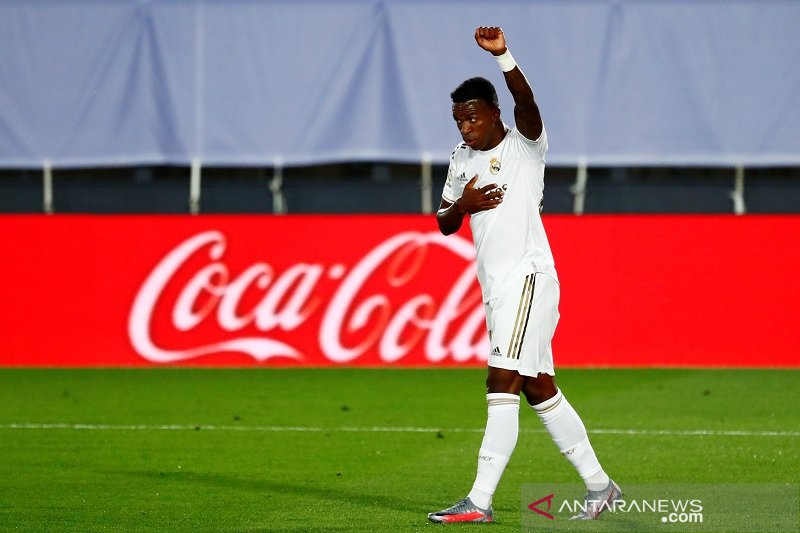 Penyerang Real Madrid Vinicius Junior melakukan selebrasi usai mencetak gol dalam laga lanjutan Liga Spanyol tanpa penonton di tengah pandemi COVID-19 melawan Mallorca di Stadion Alfredo di Stefano, Madrid, Spanyol, Rabu (24/6/2020) waktu setempat. (ANTAR