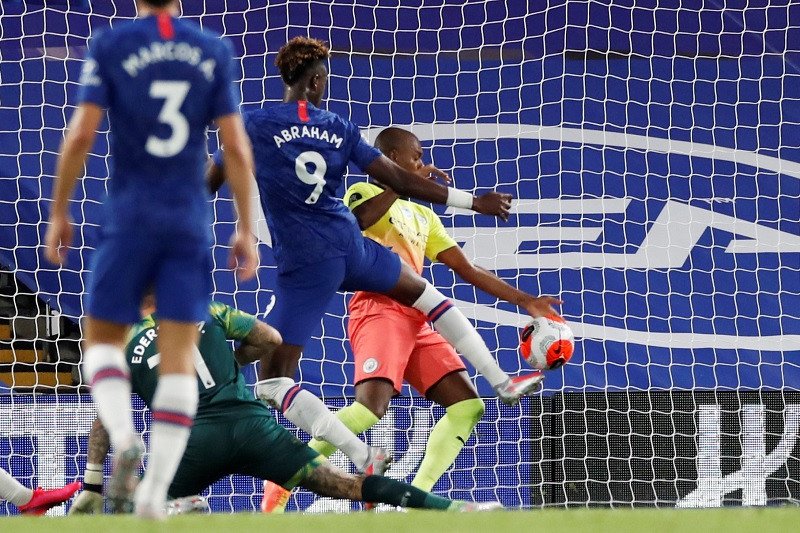 Pemain Manchester City Fernandinho (kanan) mengayungkan tangannya untuk menghalau bola memasuki gawangnya yang berujung hukuman tendangan penalti dan kartu merah dalam laga lanjutan Liga Inggris melawan Chelsea tanpa penonton di tengah pandemi COVID-19 di
