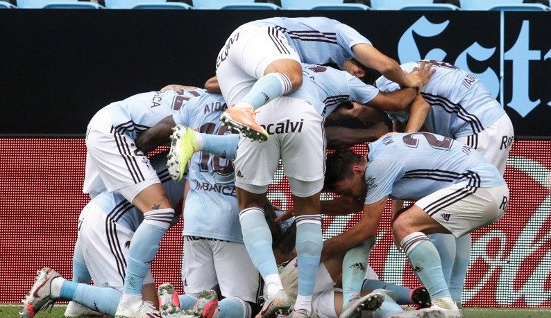 Para pemain Celta Vigo merayakan gol kedua mereka ke gawang Barcelona dalam laga lanjutan Liga Spanyol tanpa penonton di tengah pandemi COVID-19 di Stadion Balaidos, Vigo, Spanyol, Sabtu (27/6/2020). (ANTARA/REUTERS/Miguel Vidal)

