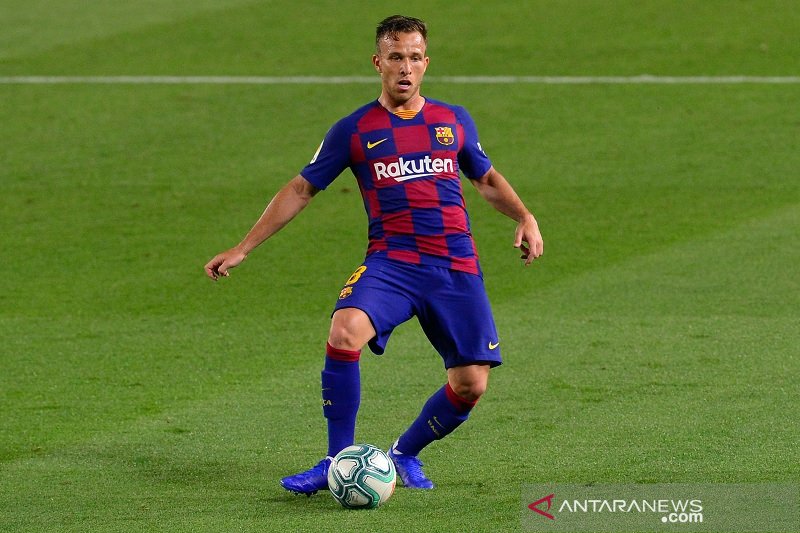 Gelandang Barcelona Arthur Melo yang baru saja diumumkan resmi bakal hijrah ke Juventus dalam skema tukar tambah dengan Miralem Pjanic untuk musim 2020/21. (ANTARA/AFP/Pau Barrena)