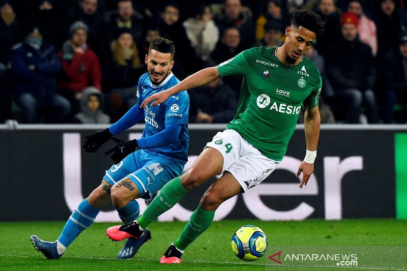 Bek muda Arsenal yang dipinjamkan di klub Prancis AS Saint-Etienne, William Saliba (kanan). (ANTARA/AFP/Jean-Philippe Ksiazek)