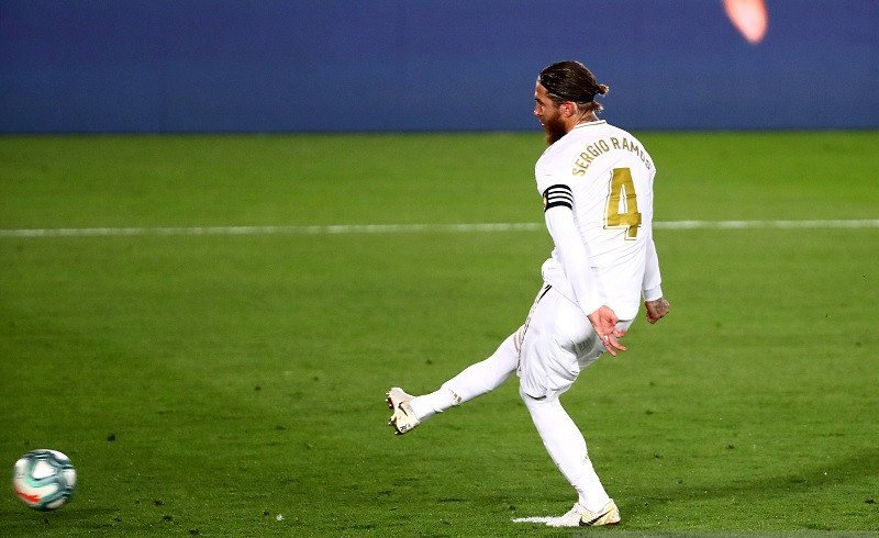 Kapten Real Madrid Sergio Ramos mengeksekusi tendangan penalti yang memastikan kemenangan atas Getafe dalam laga lanjutan Liga Spanyol tanpa penonton di tengah pandemi COVID-19 di Stadion Alfredo di Stefano, Madrid, Spanyol, Kamis (2/7/2020) waktu setempa