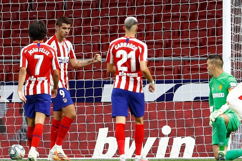 Penyerang Atletico Madrid Alvaro Morata (kedua kiri) melakukan selebrasi bersama rekan-rekannya seusai mencetak gol kedua ke gawang Mallorca dalam laga lanjutan Liga Spanyol tanpa penonton di tengah pandemi COVID-19 di Stadion Wanda Metropolitano, Madrid,