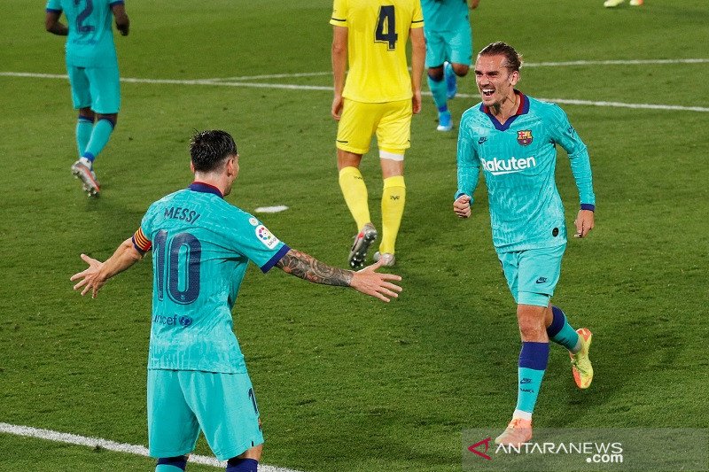 Penyerang Barcelona Antoine Griezmann (kanan) melakukan selebrasi bersama Lionel Messi setelah mencetak gol ke gawang Villarreal dalam laga lanjutan Liga Spanyol tanpa penonton di tengah pandemi COVID-19 di Stadion de la Ceramica, Villarreal, Spanyol, Min