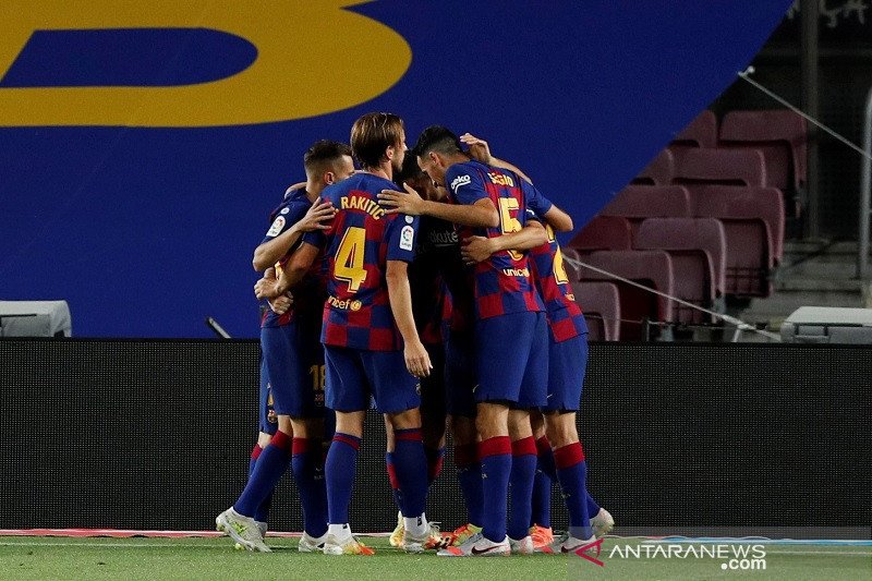 Para pemain Barcelona merayakan gol yang dicetak Luis Suarez ke gawang Espanyol dalam Derbi Catalunya untuk laga lanjutan Liga Spanyol tanpa penonton di tengah pandemi COVID-19 di Stadion Camp Nou, Barcelona, Spanyol, Rabu (8/7/2020) waktu setempat. (ANTA