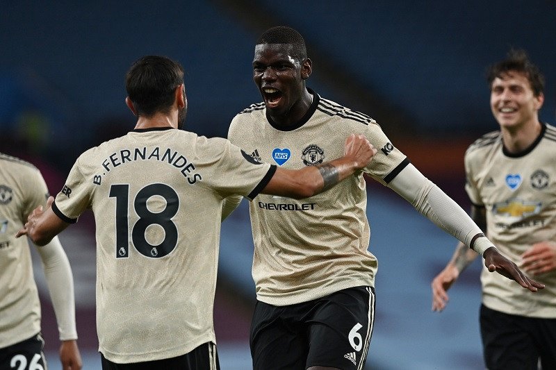 Gelandang Manchester United Paul Pogba (kanan) melakukan selebrasi bersama Bruno Fernandes seusai menjebol gawang Aston Villa dalam laga lanjutan Liga Inggris tanpa penonton di tengah pandemi COVID-19 di Stadion Villa Park, Birmingham, Inggris, Kamis (9/7