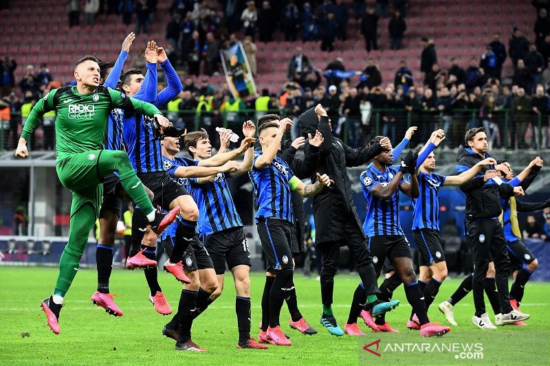  Para pemain Atalanta melakukan selebrasi di hadapan suporternya seusai mengalahkan Valencia dalam leg pertama babak 16 besar Liga Champions di Stadion San Siro, Milan, Italia, Rabu (19/2/2020). (ANTARA/AFP/Vincenzo Pinto)

