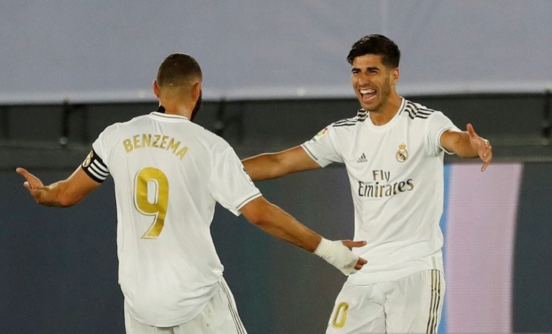 
Gelandang serang Real Madrid Marco Asensio (kanan) melakukan selebrasi bersama Karim Benzema usai mencetak gol kedua timnya ke gawang Alaves dalam laga lanjutan Liga Spanyol tanpa penonton karena COVID-19 di Stadion Alfredo di Stefano, Madrid, Spanyol, 